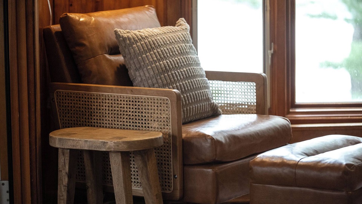 Luck Cabin | Lakefront. Hot Tub. Pontoon Rental