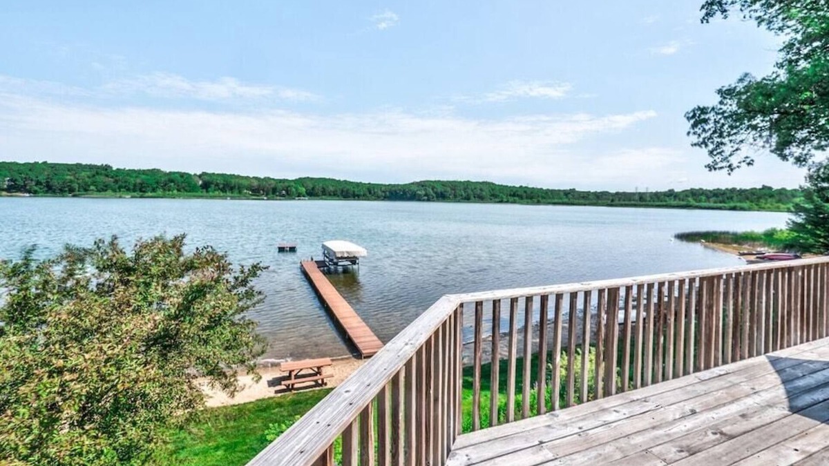 Nazareth House | Lakefront, Hot Tub & Swimming Beach in K'zoo