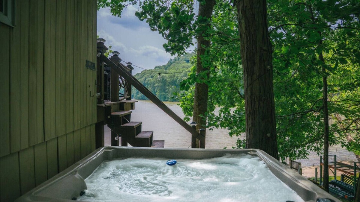 Martinsville Cabin | Lakefront Hot tub. Amazing views. 35 min to Indy