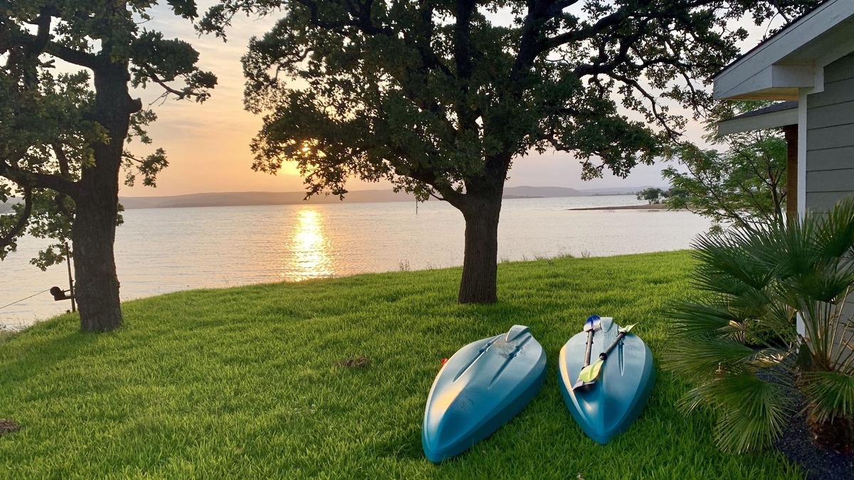 Tow House | Lakefront! House+Guesthouse+Smoker+Kayaks+Firepit