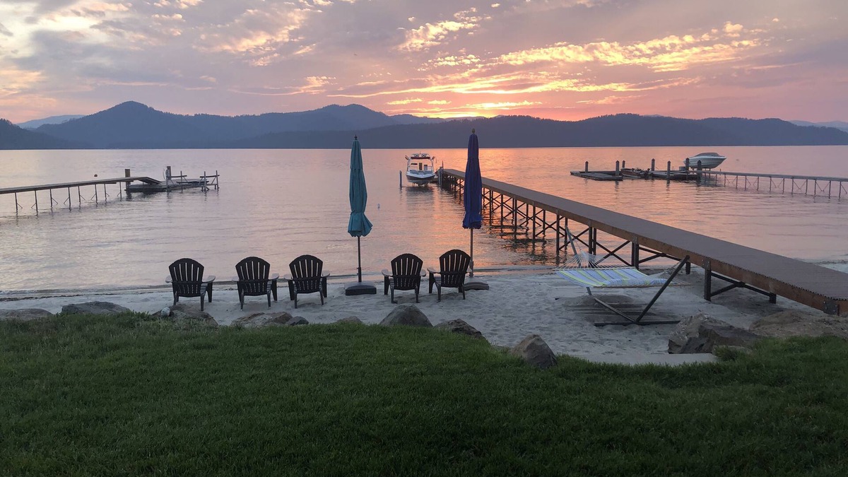 Coolin House | Lakefront house, right on a beautiful white sandy beach at Priest Lake