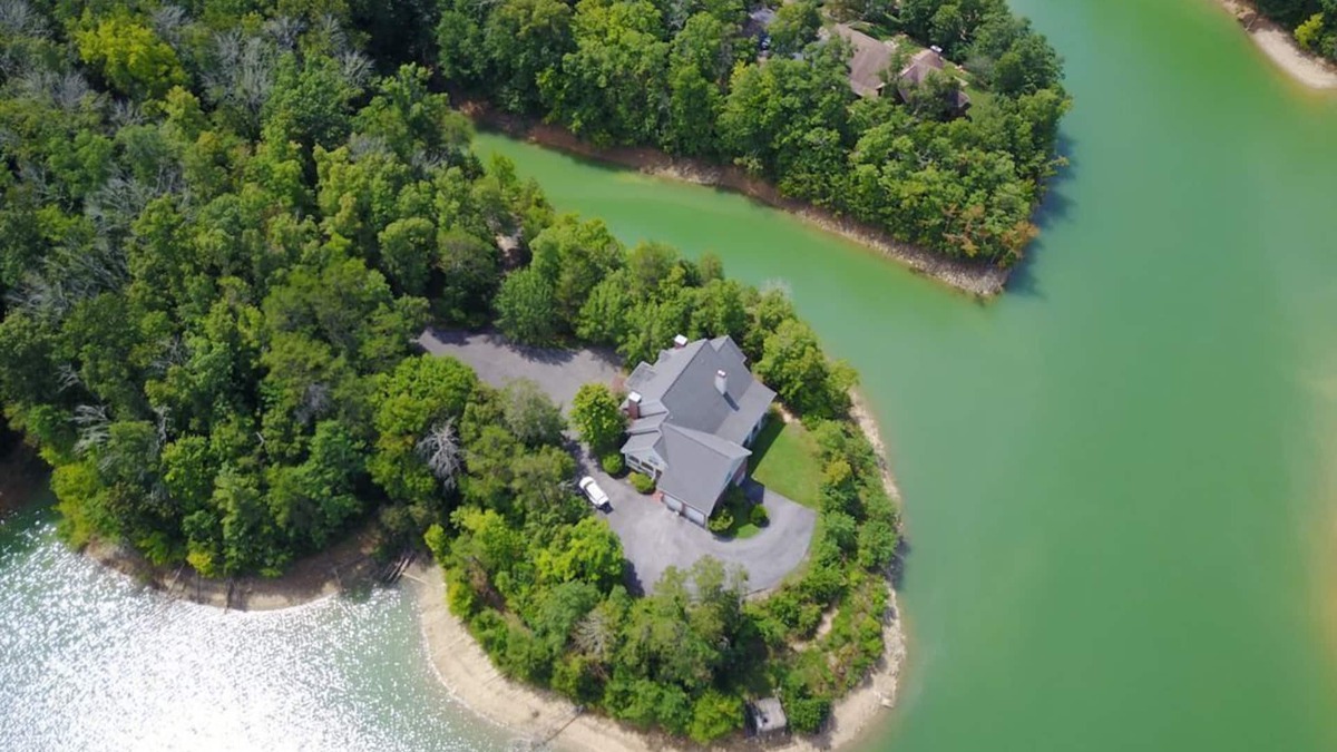 Sevierville House | LAKEFRONT HOUSE SLEEPS 30 - BOAT DOCK, THEATER ROOM, HOT TUB, GAMES ROOM & MORE