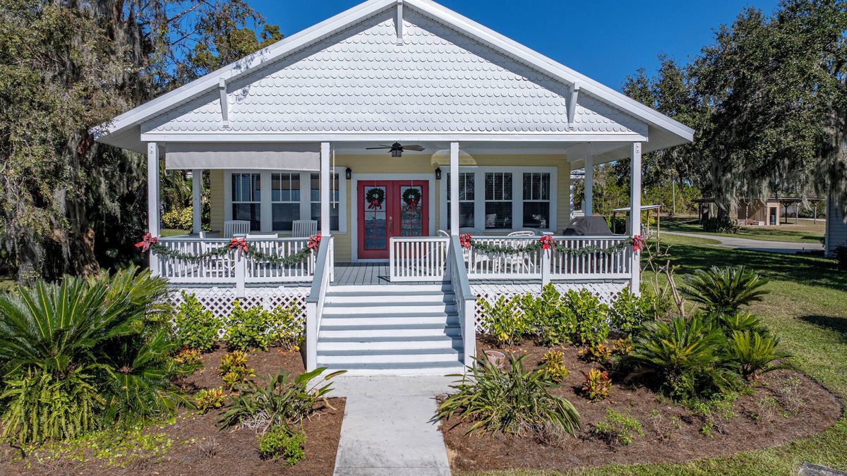 Babson Park House | Lakefront Howell Bungalow on Crooked Lake, built in 1929, renovated in 2024