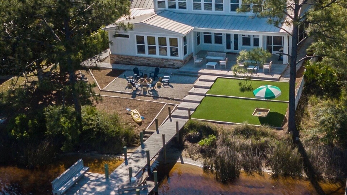 Seagrove Beach House | Lakefront I PUBLIC BEACH 8min walk I Private dock I SUPs kayaks all beach gear