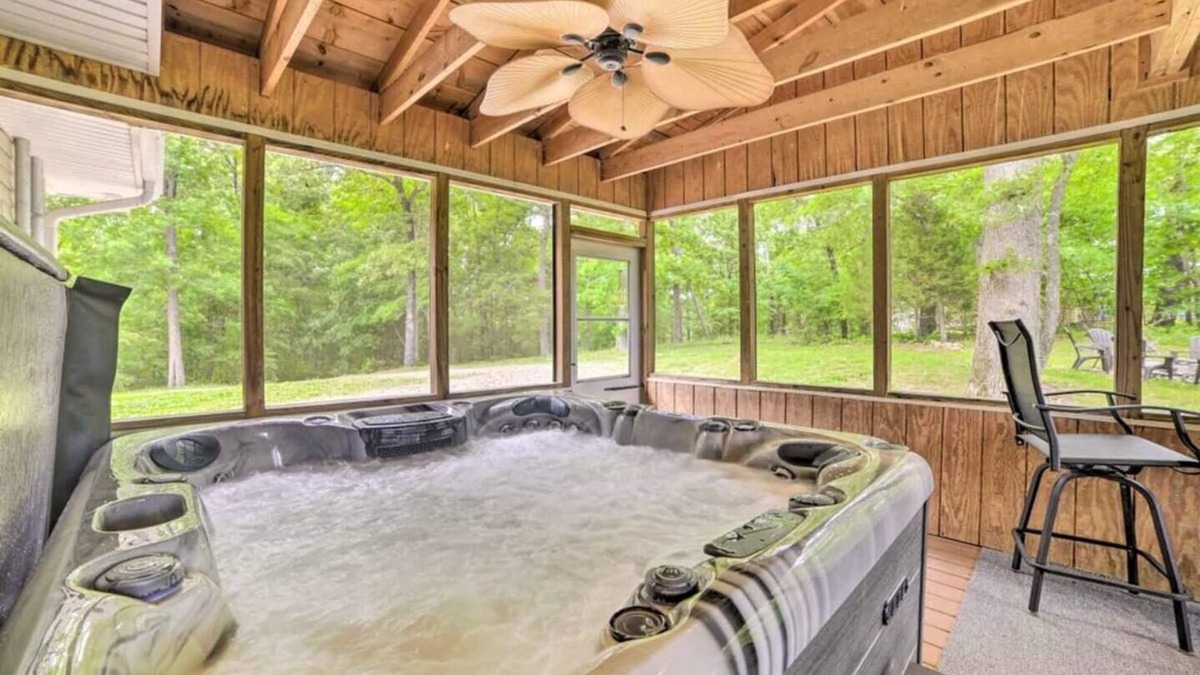 Almo Cottage | Lakefront, Jet ski, or Boat rentals and a hot tub!