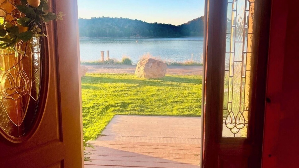 Sterling Cabin | Lakefront lodge inside Palisade State Park! Steps to the water!