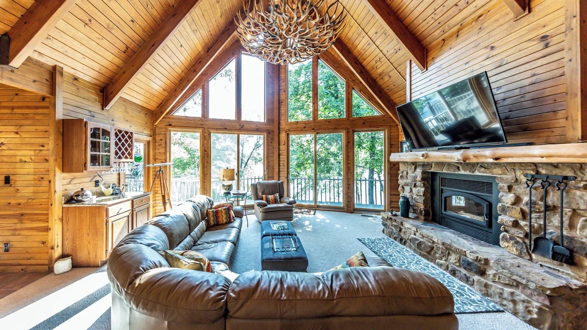 Wolf Creek House | Lakefront Lodge on at Lake of Egypt Sleeps 14 MAX