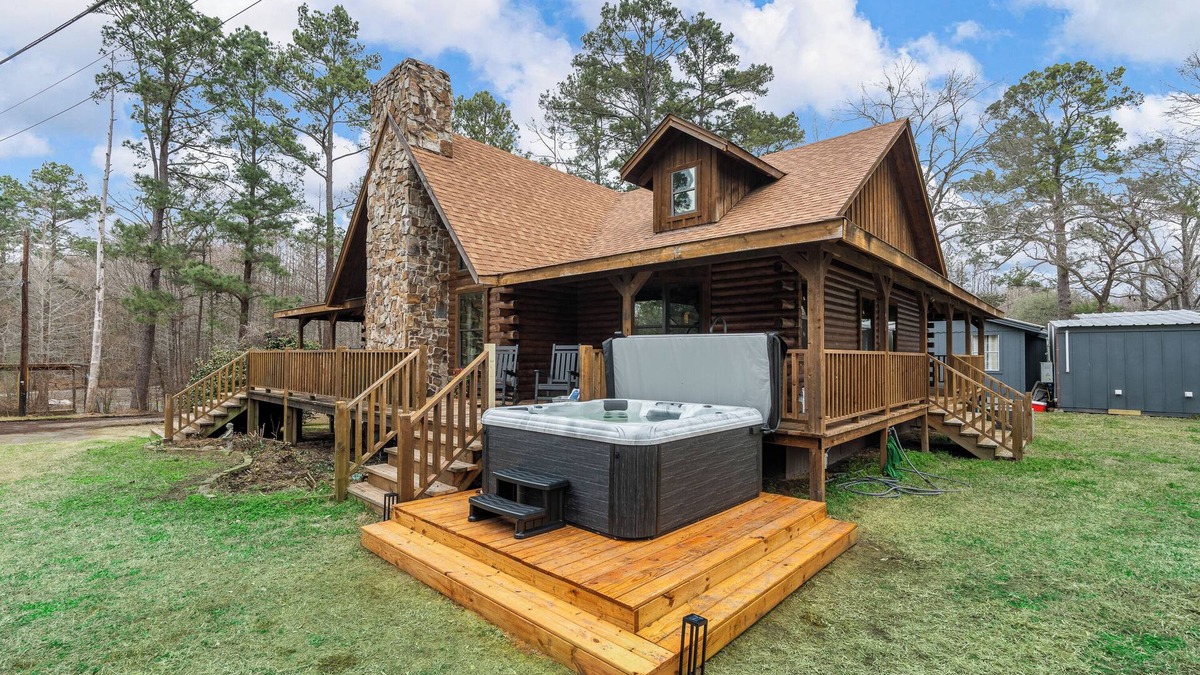 Shreveport House | Lakefront Lodge on Emerald Isle with Hot Tub, Kayaks & Canoes, Fishing Pier, Fire Pit & Grill