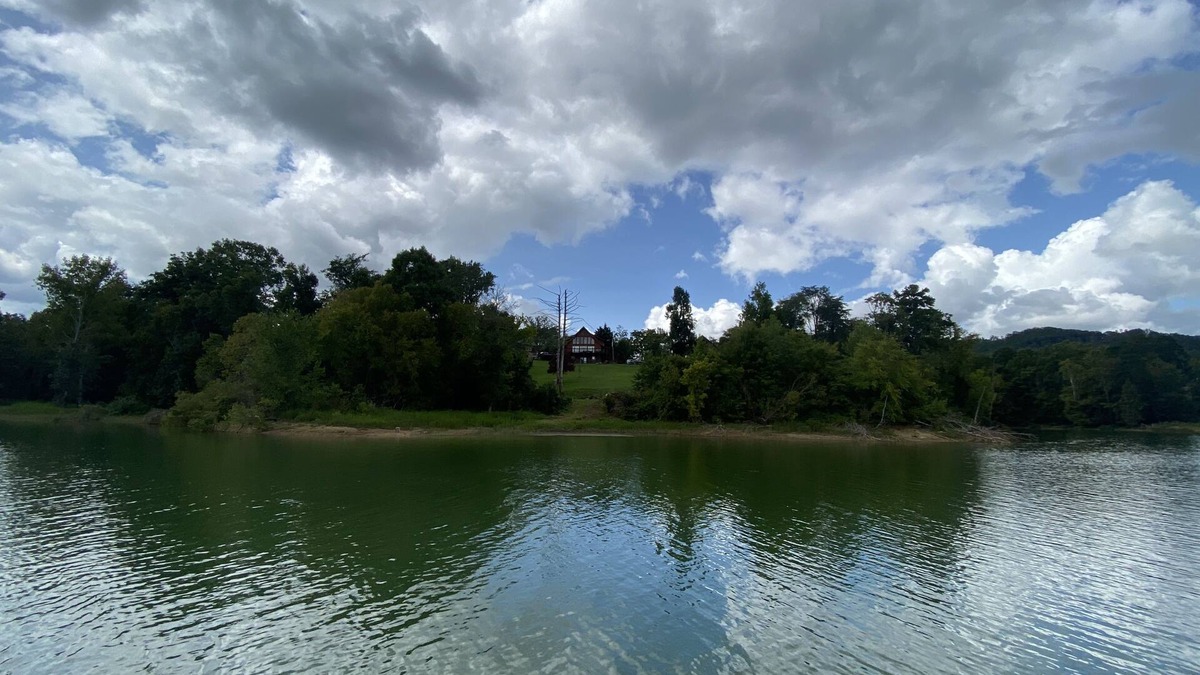 Bean Station House | Lakefront log cabin on stunning Cherokee Lake!