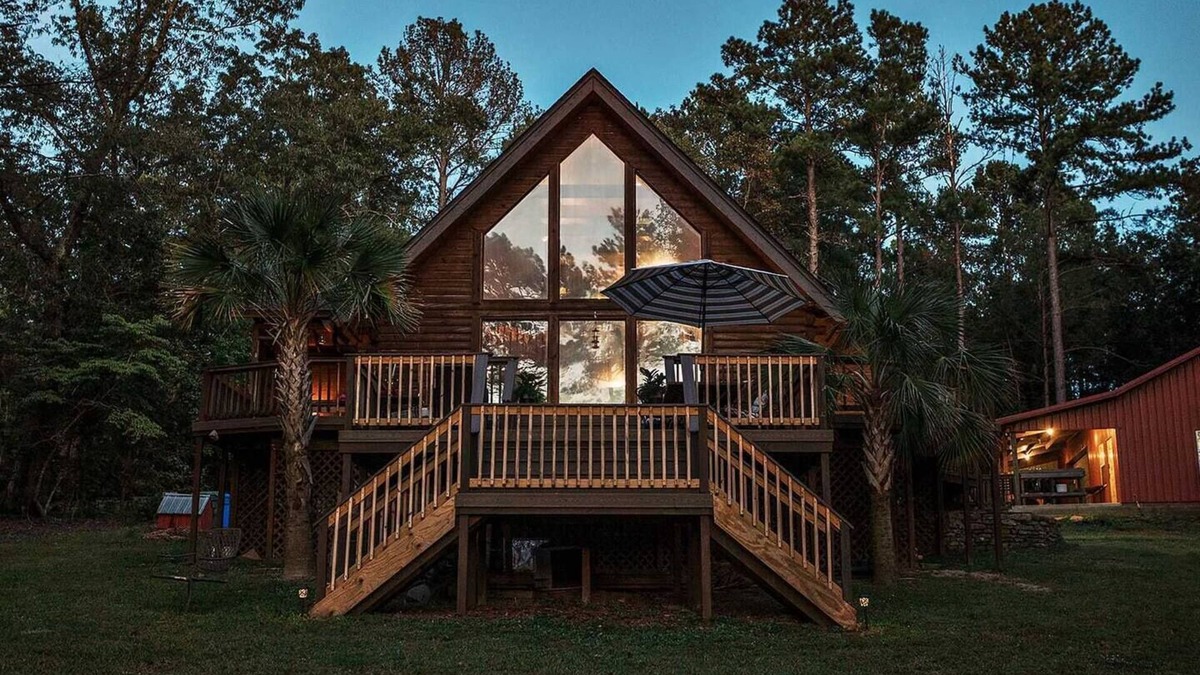 Huntcliff Cabin | Lakefront log cabin