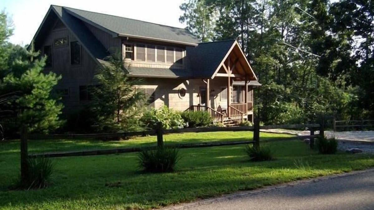 Robbinsville House | Lakefront Log Home on Spectacular Mountain Lake