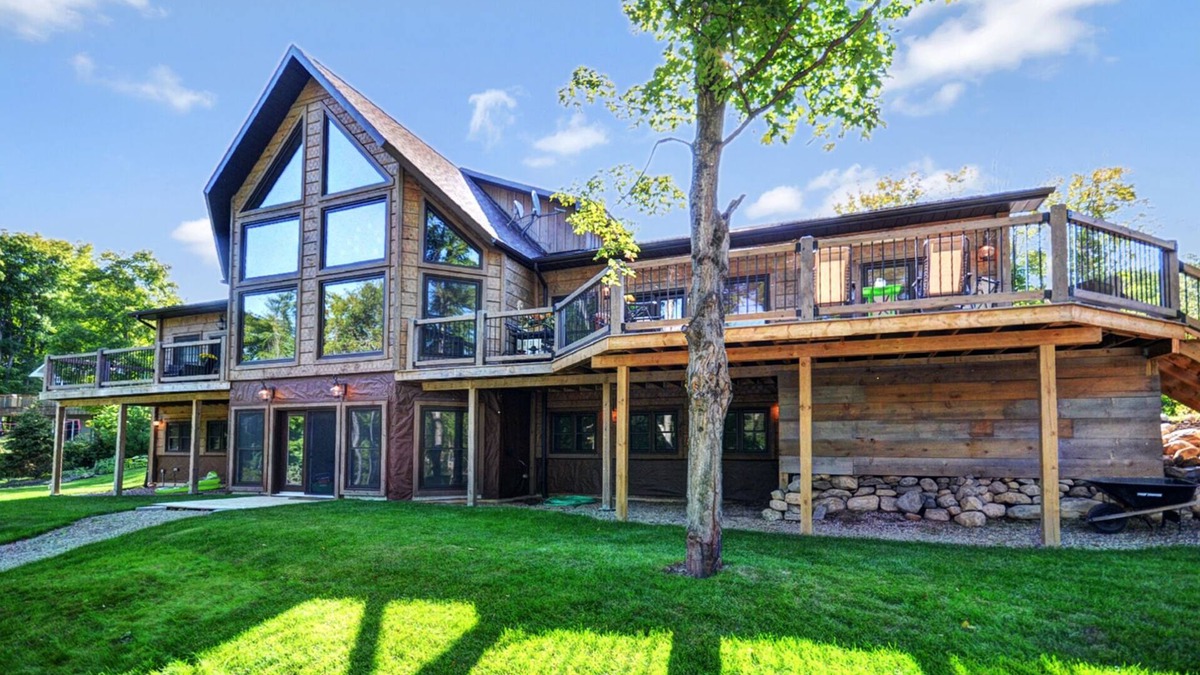 Eagle Lake Cottage | Lakefront - Lux Log Cabin Cottage - Lake Front 5 mins Sir Sam's Ski Hill