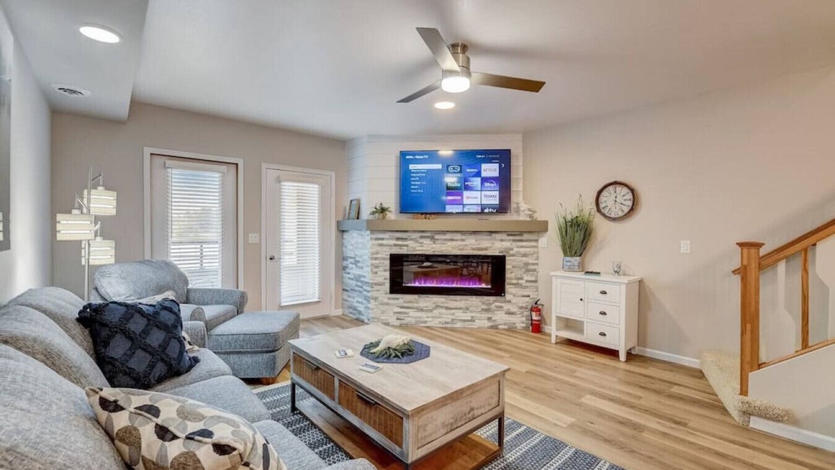 Lake Delton Condo | Lakefront Luxury 212 · Lakefront Luxury for Families or Couples