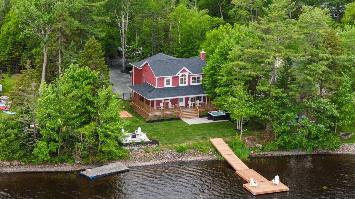 East Hants House | Lakefront Luxury - Hot Tub