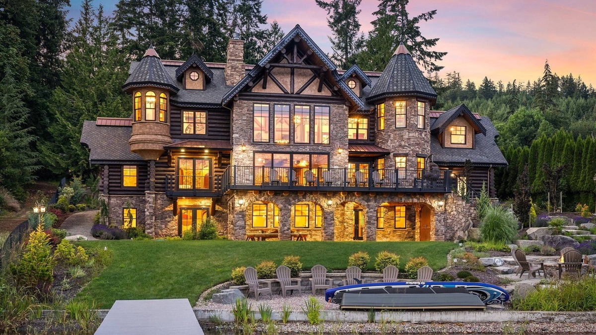 Olympia Other | Lakefront Luxury Castle w/Hot Tub - Great for Groups, Gatherings, & Reunions!