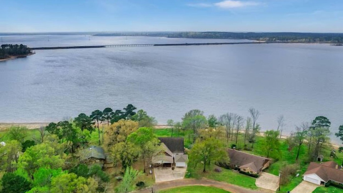 Etoile House | Lakefront Luxury for the Whole Crew