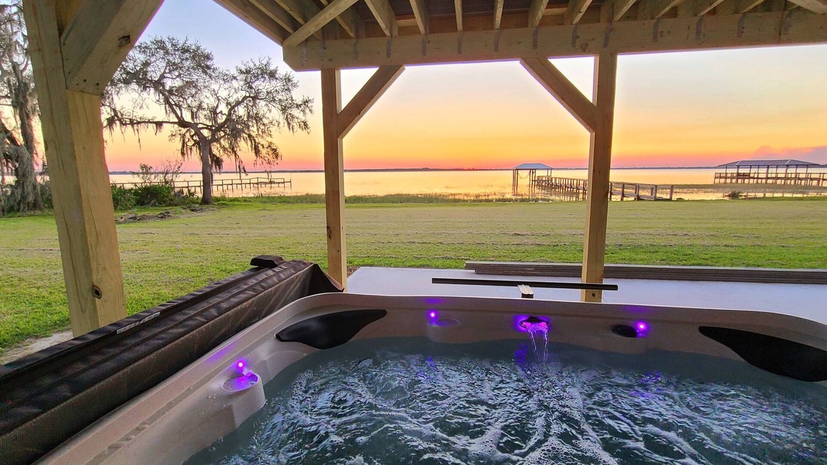 Frostproof House | Lakefront Luxury-Legoland, Lake Wales, Sebring Raceway, Disney & Hiking Nearby