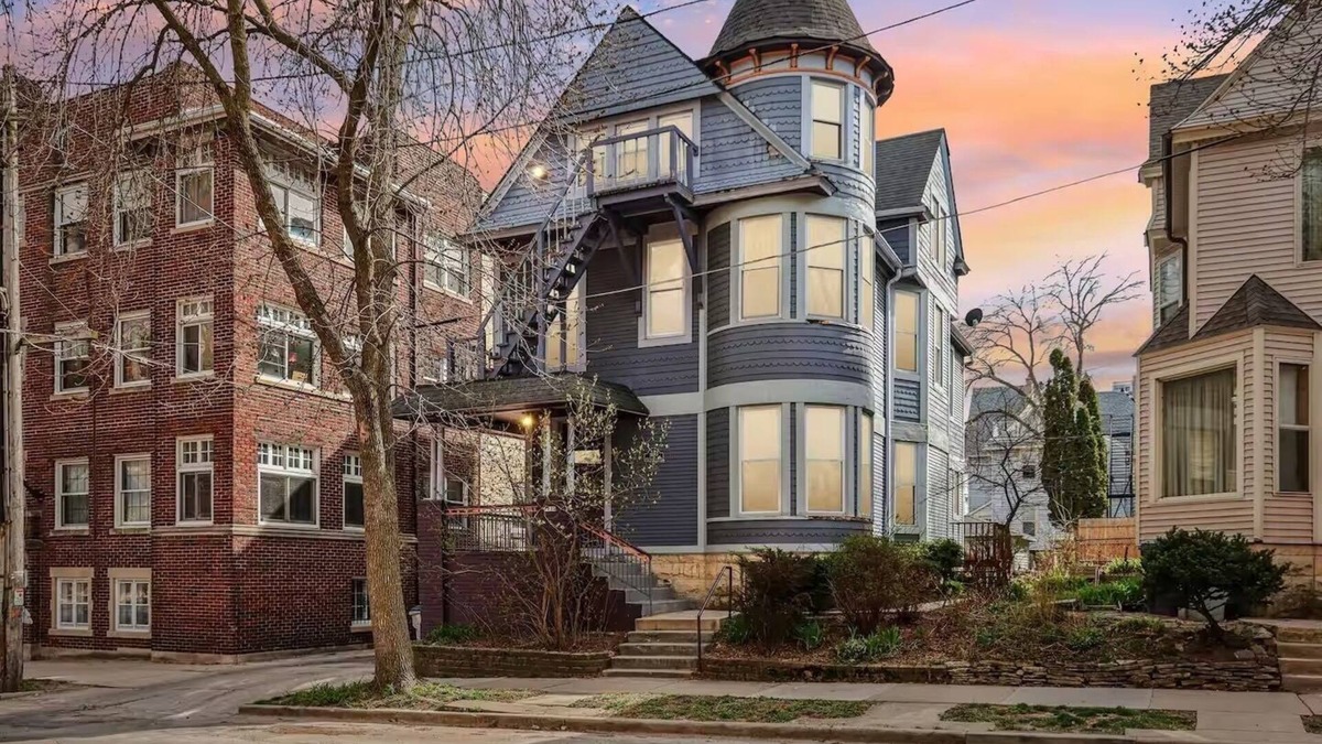 Northpoint House | Lakefront Manor MKE - Spacious for groups and steps from beach and downtown