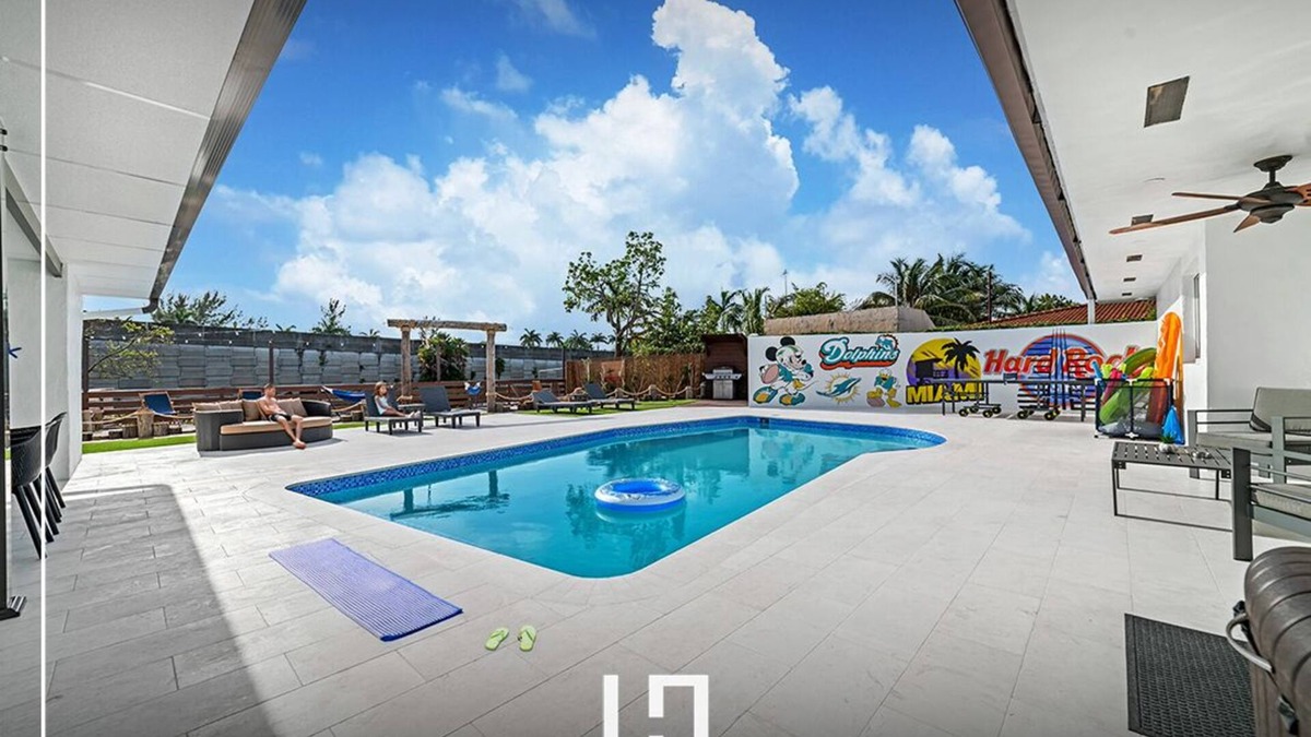Miami Gardens House | Lakefront Mansion 7BR Pool 5min to Hard Rock