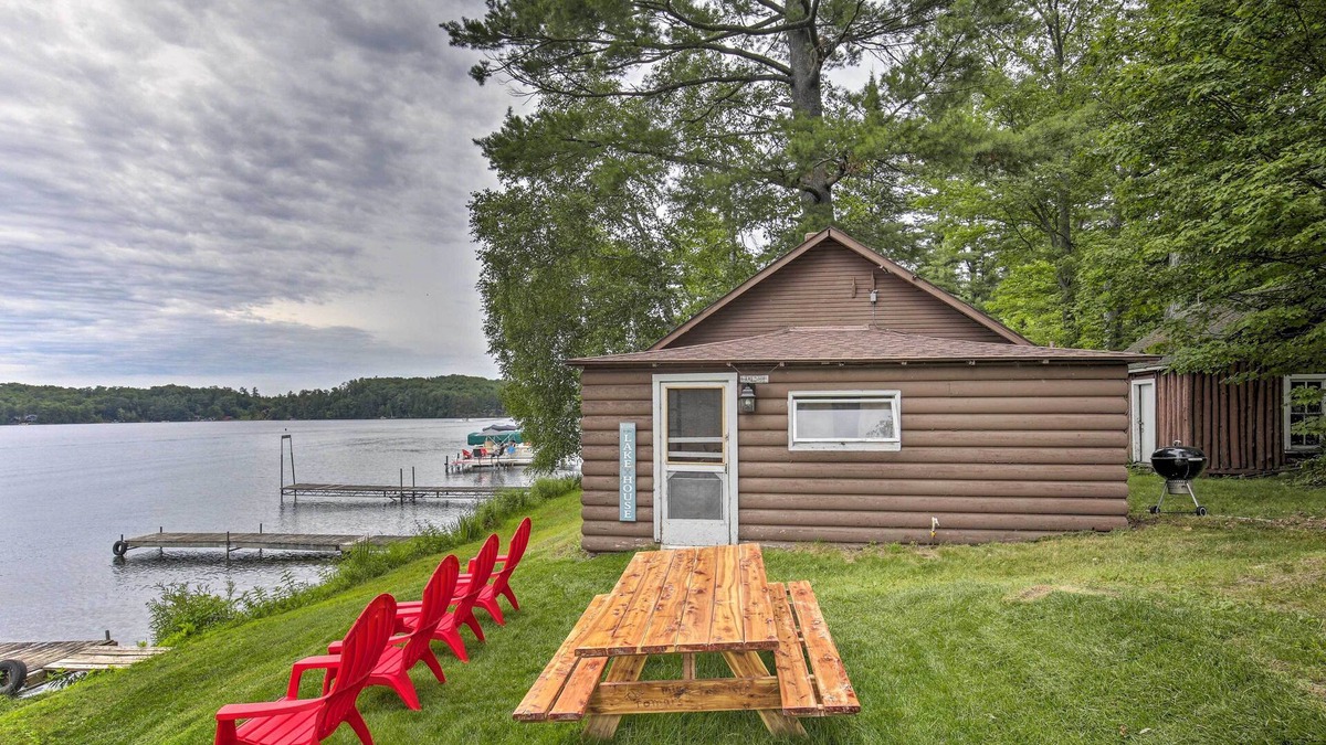 Minocqua Cabin | Lakefront Minocqua Cabin w/Dock & Fire Pit!