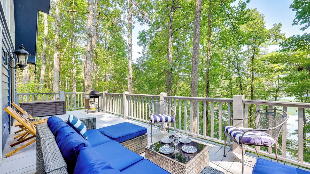 Unaka Cabin | Lakefront Murphy Getaway w/Deck, Dock & Kayaks!