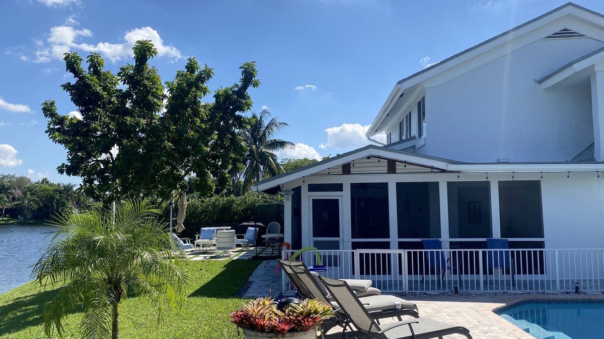 Davie House | LakeFront - Near Hard Rock Casino w private pool