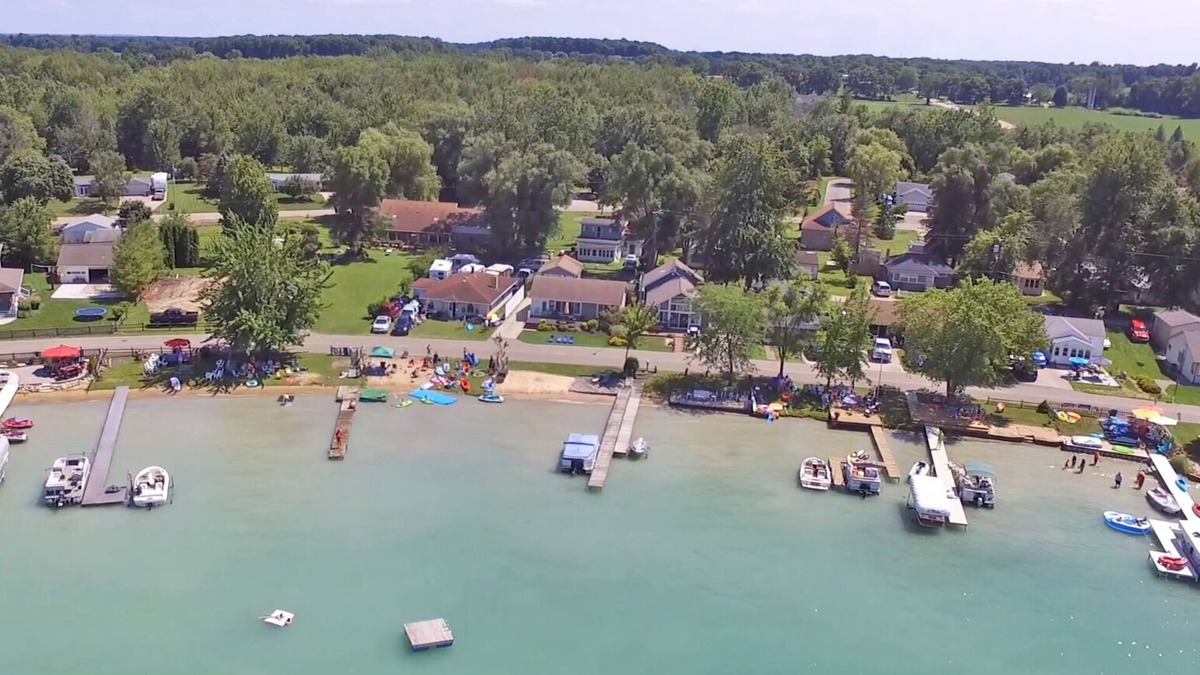 Bradley House | Lakefront on All Sports Green Lake. Sleeps 7! 20 Minutes to Grand Rapids