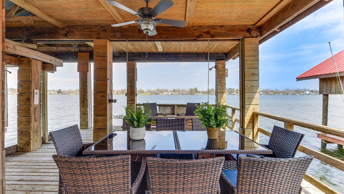 Oscar House | Lakefront Oscar Home w/Game Room + Boat Dock!