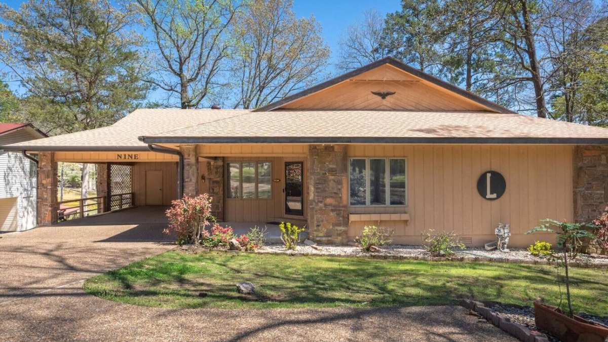 Hot Springs Village Apartment | Lakefront Paradise w/Hot Tub, Decked Out on Desoto