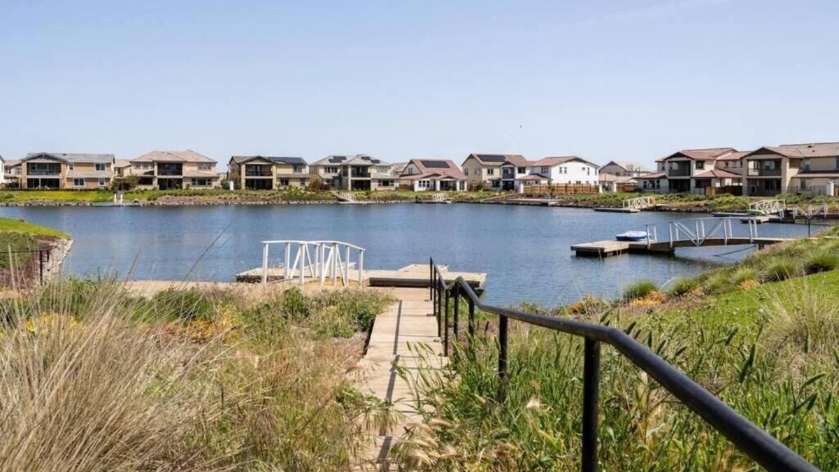 Lathrop House | Lakefront Private Guest Suite + Jacuzzi