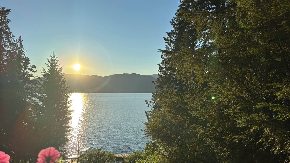 Sandpoint Apartment | Lakefront Property/Water slide/Dock Access/Hot Tub/Grill/10 mins to Sandpoint!