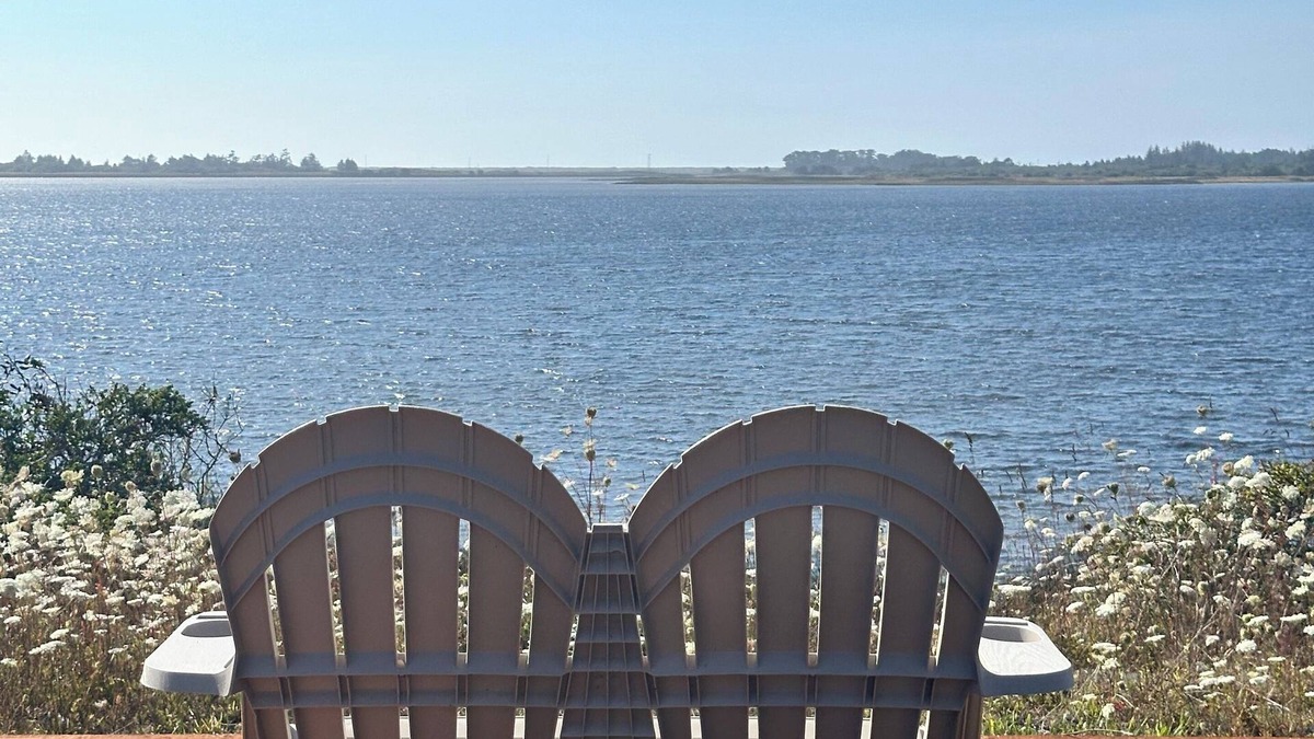 Crescent City House | Lakefront Ranch with Hot Tub and WiFi in Crescent City
