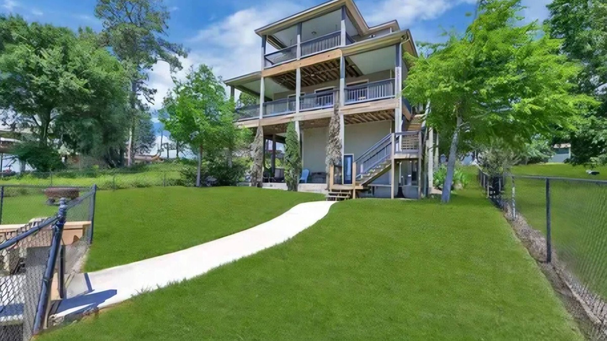 Oakhurst House | Lakefront relaxation with private dock