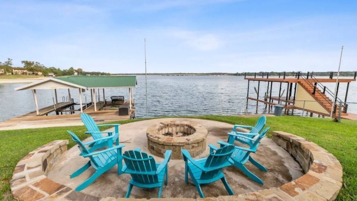 Enchanted Oaks House | Lakefront retreat, hot tub, firepit, pets