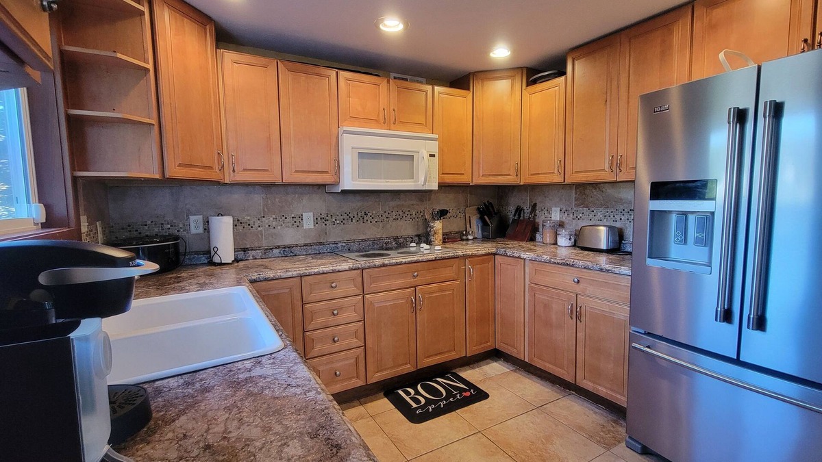 Union House | Lakefront retreat, hot tub, beach, pontoon, treehouse, 2 min walk to restaurants