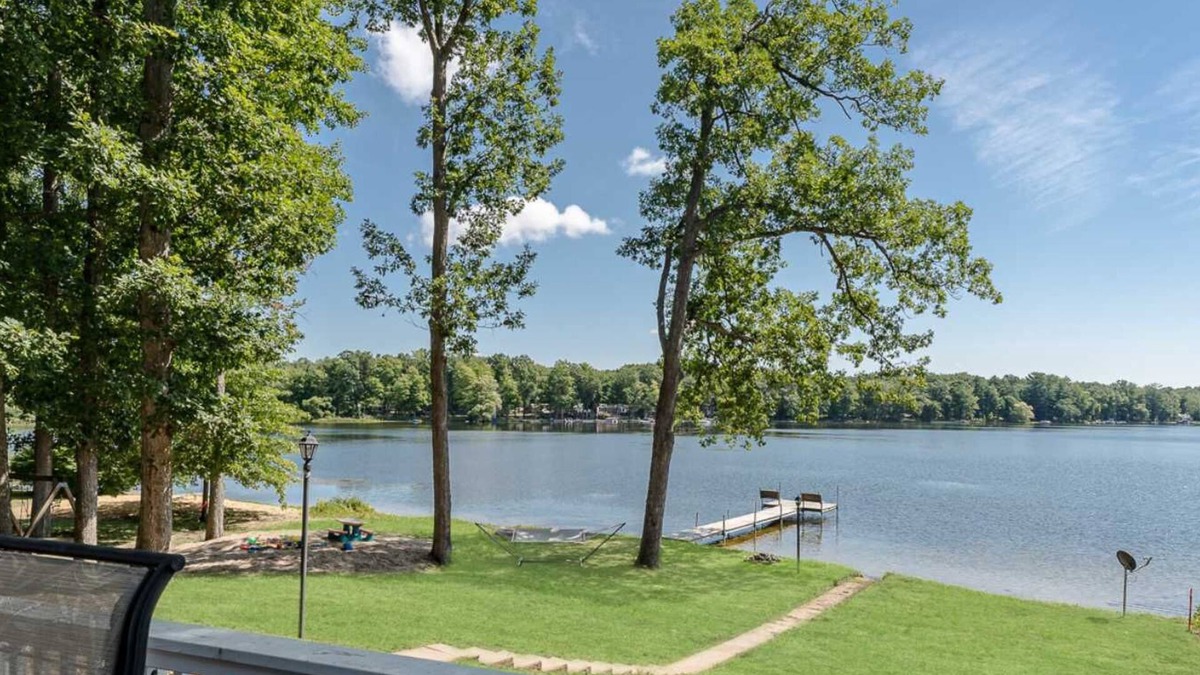 Pullman House | Lakefront Retreat in a Serene Country Setting