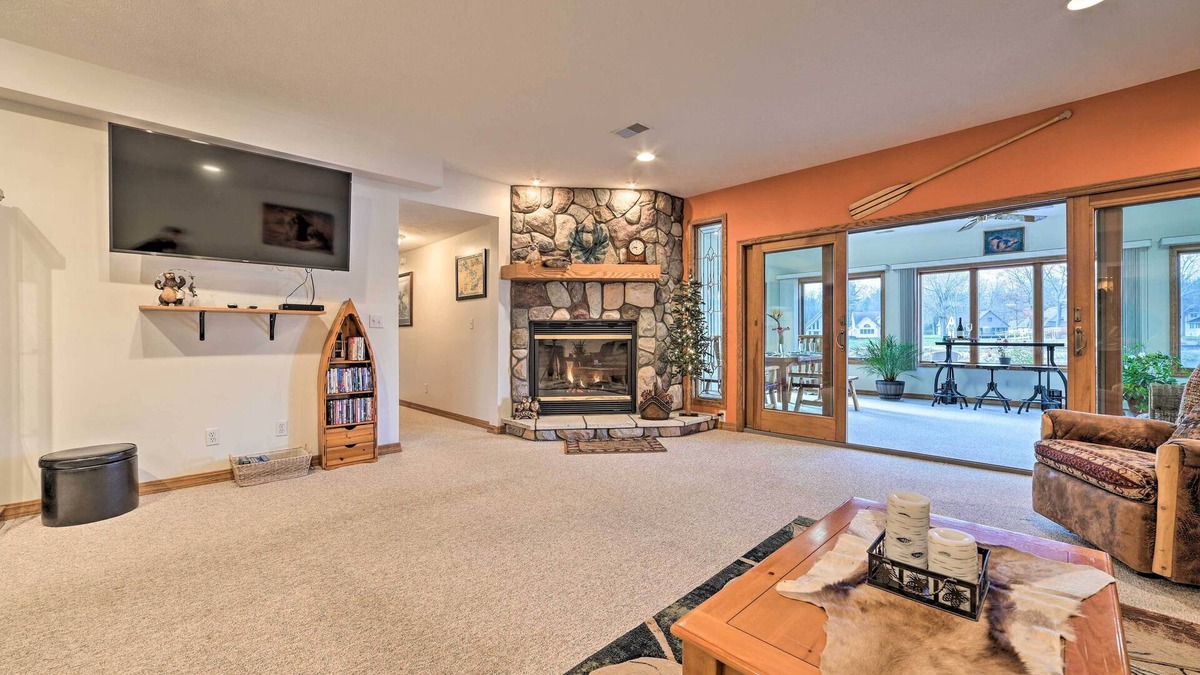 Gladwin House | Lakefront Retreat on 18 Acres w/Hot Tub!