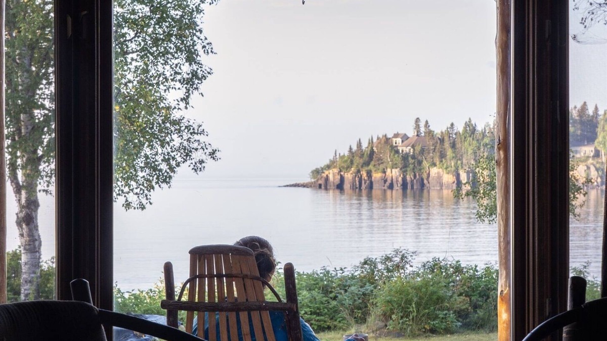 Hovland House | Lakefront retreat, river/wood fireplace/hot tub