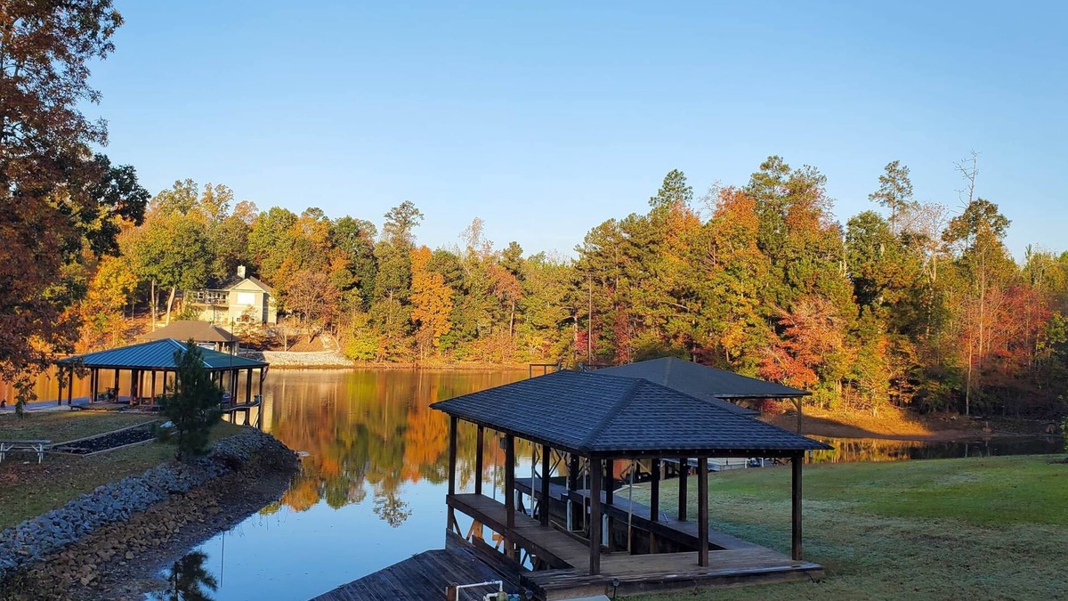 Dadeville House | Lakefront Retreat – Sleeps 16