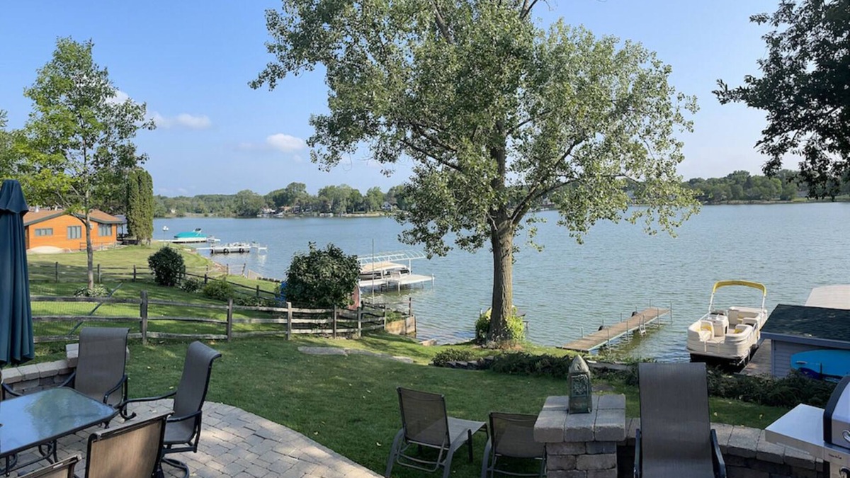 Lake Shangrila House | Lakefront Retreat Sleeps 12 – Hot Tub, Boat, Kayaks, Pet Friendly, Wilmot Ski