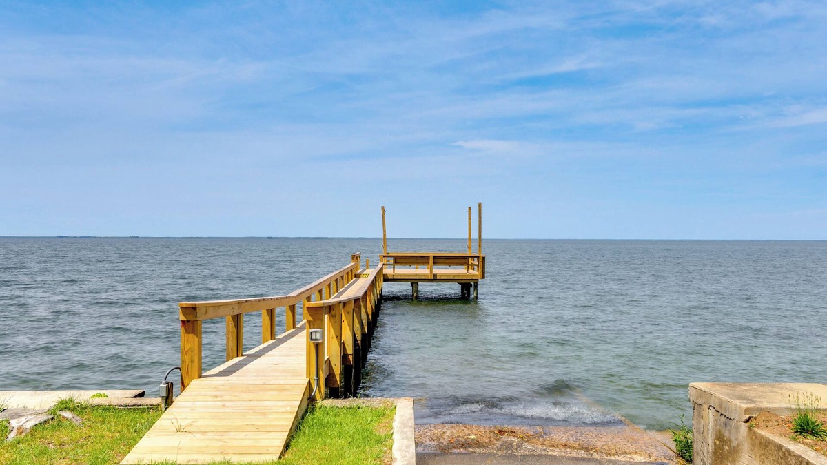 Russellville House | Lakefront Retreat w/Game Room & Private Dock!