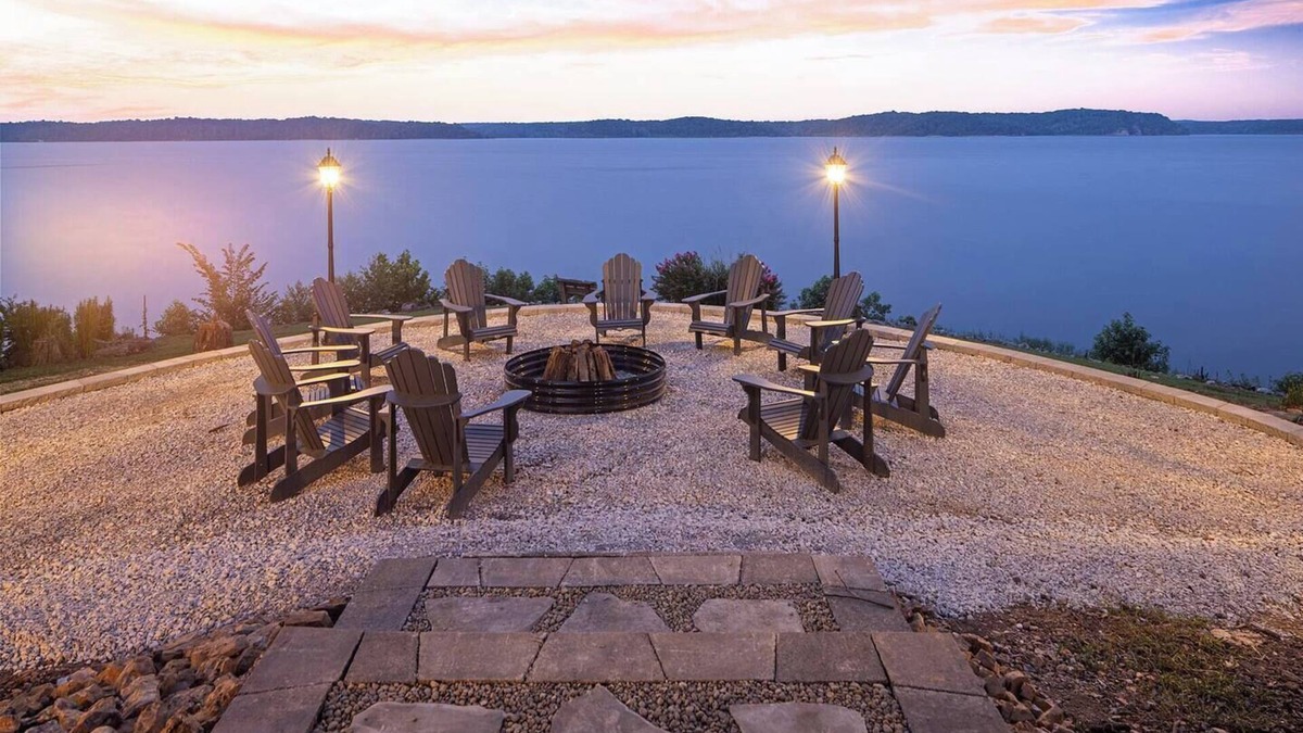 Almo House | Lakefront Retreat w/Pvt Dock, Game Room, Hot Tub, Kayaks