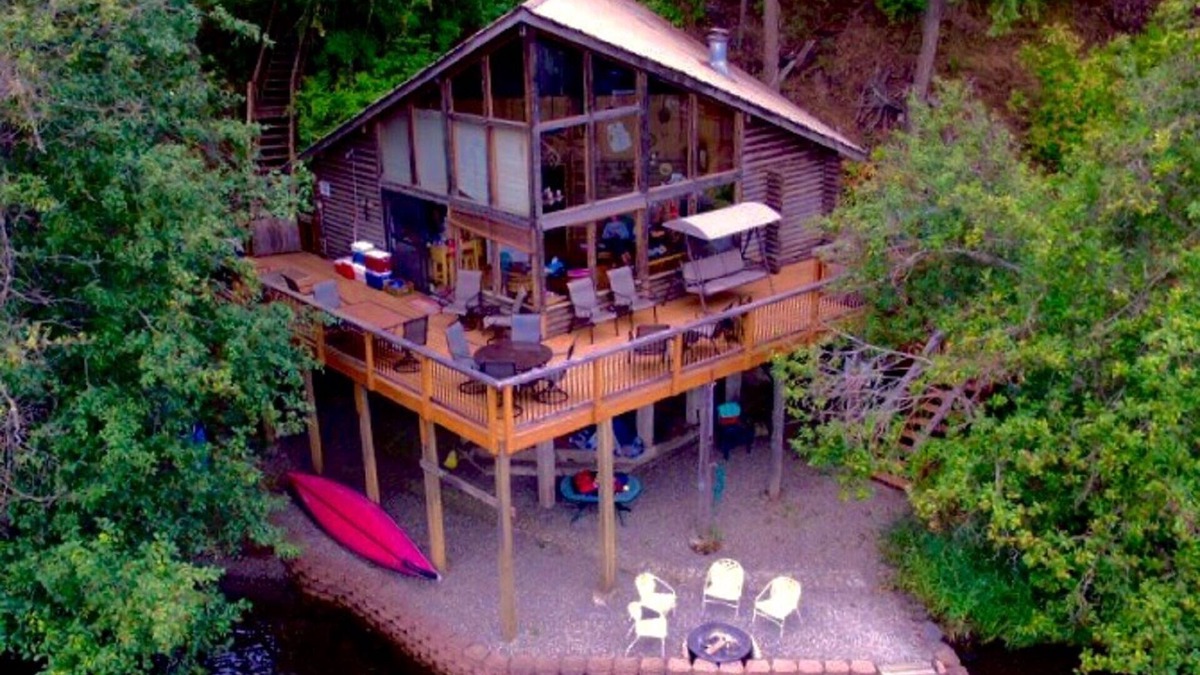 Coeur d'Alene Cabin | Lakefront Rustic Log Cabin on Gorgeous Lake Coeur D' Alene!