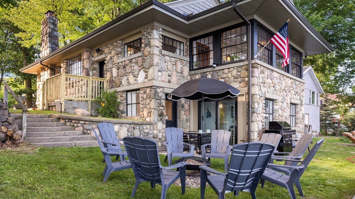 Lupton House | Lakefront Storybook cottage Hot Tub Fireplace 4 bd 2 bath.