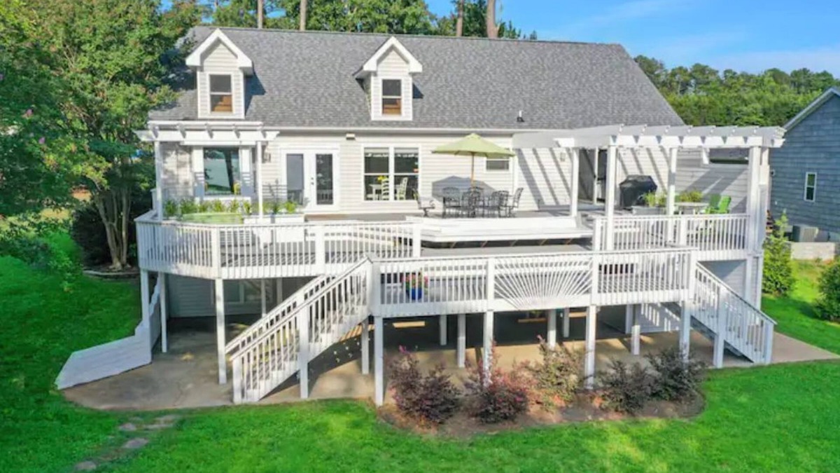 Henrico House | Lakefront, sunsets, dock, firepit, ping pong table