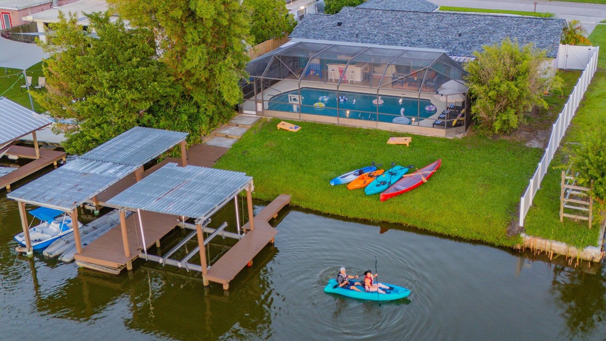 Orient Park House | Lakefront Tampa/Heated Pool/Sunrise Views/Kayaks/Games/Outdoor Bar/Sleeps 10