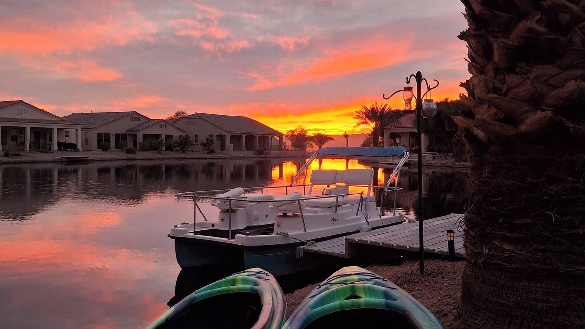 Fort Mohave House | Lakefront vacation Fish, Kayak, Swim, BBQ, Relax. Minutes to Laughlin & Riversn
