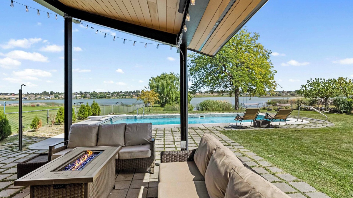 Moses Lake House | Lakefront Washington Home w/Private Pool & Sauna
