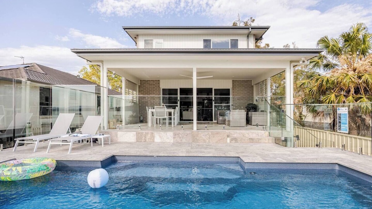 Lake Macquarie City Council House | Lakefront with Pool Sleeps 12