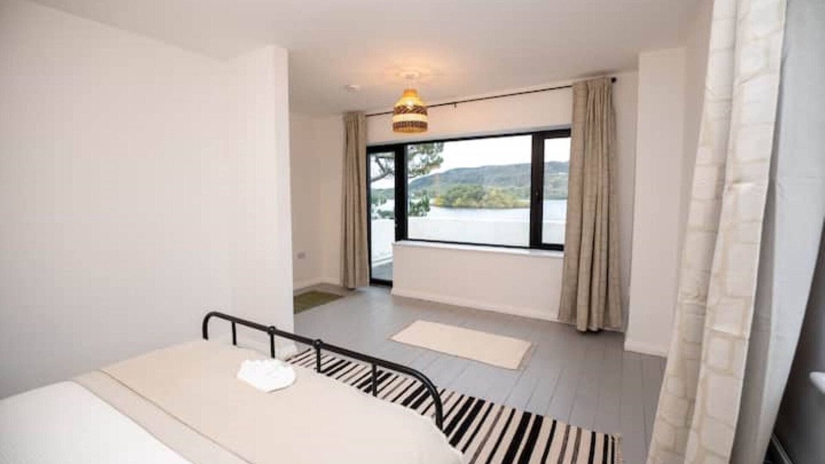 Corofin House | Lakehouse Art Deco retreat